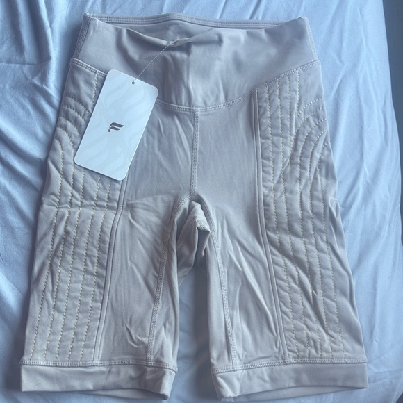 Fabletics Cream Bike Shorts - Picture 1 of 2